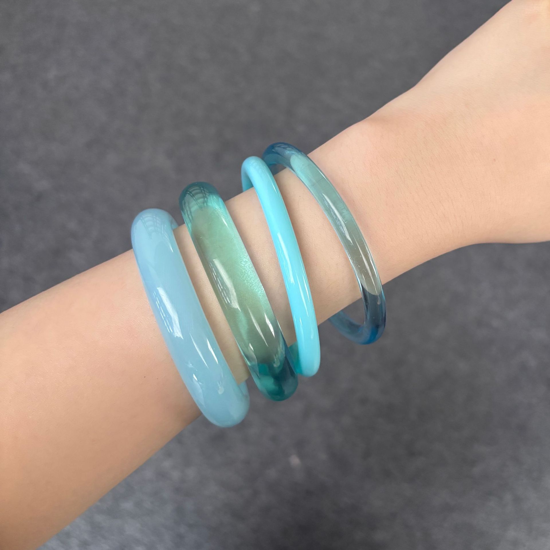 4個セット アクリル樹脂製バングルブレスレット 女性用 軽量 - Resin Jewelry Kit のレビューと価格